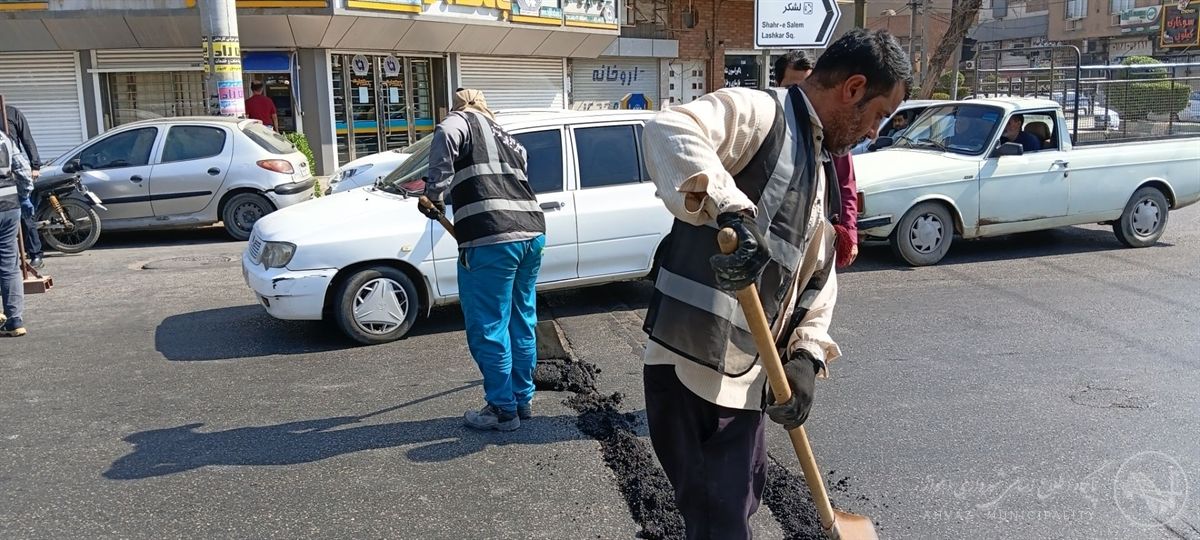 لکهگیری نوارهای حفاری خیابان انقلاب با آسفالت سرد
