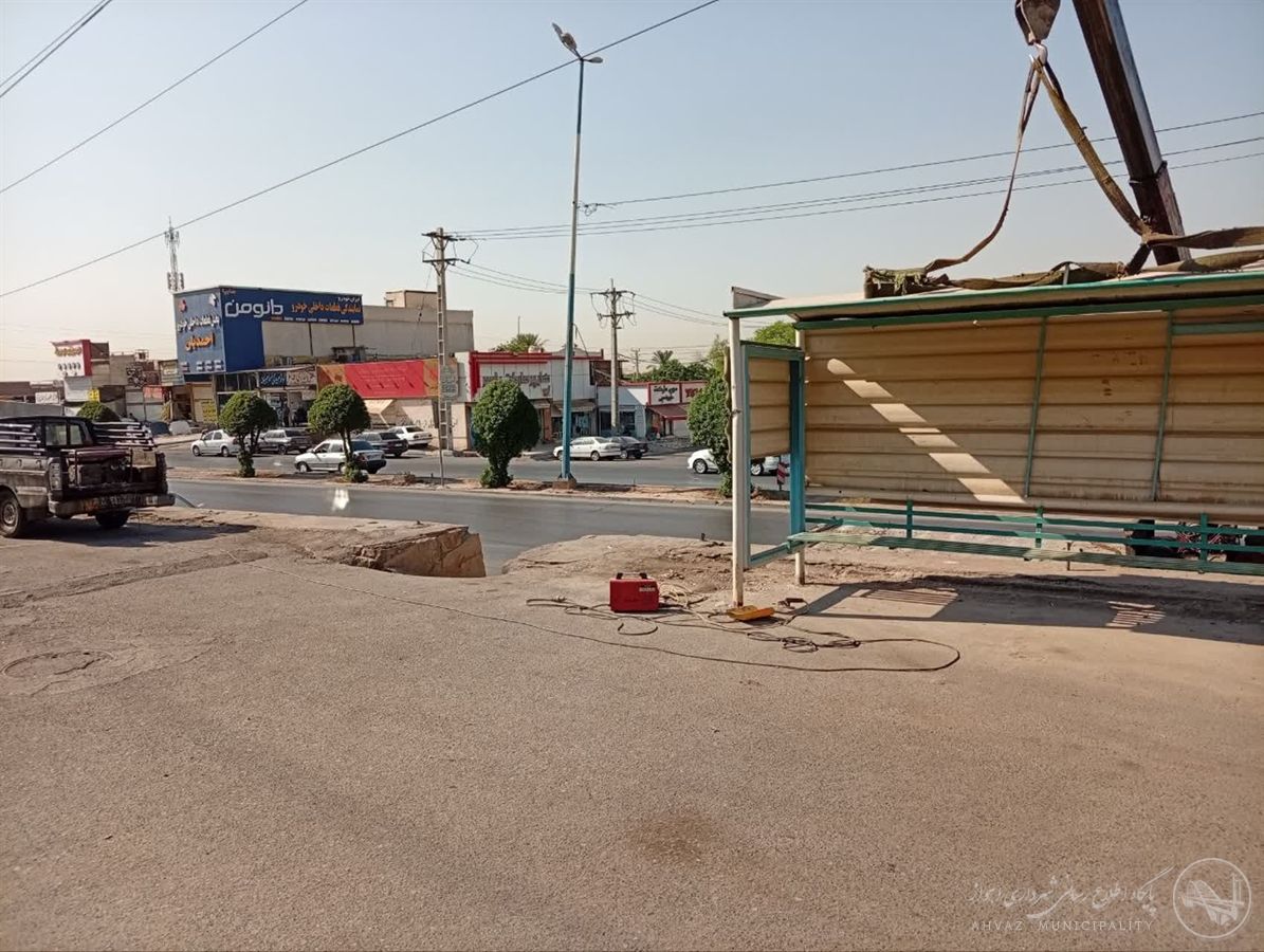 نصب ایستگاه اتوبوس در بلوار شهید نواب صفوی اهواز