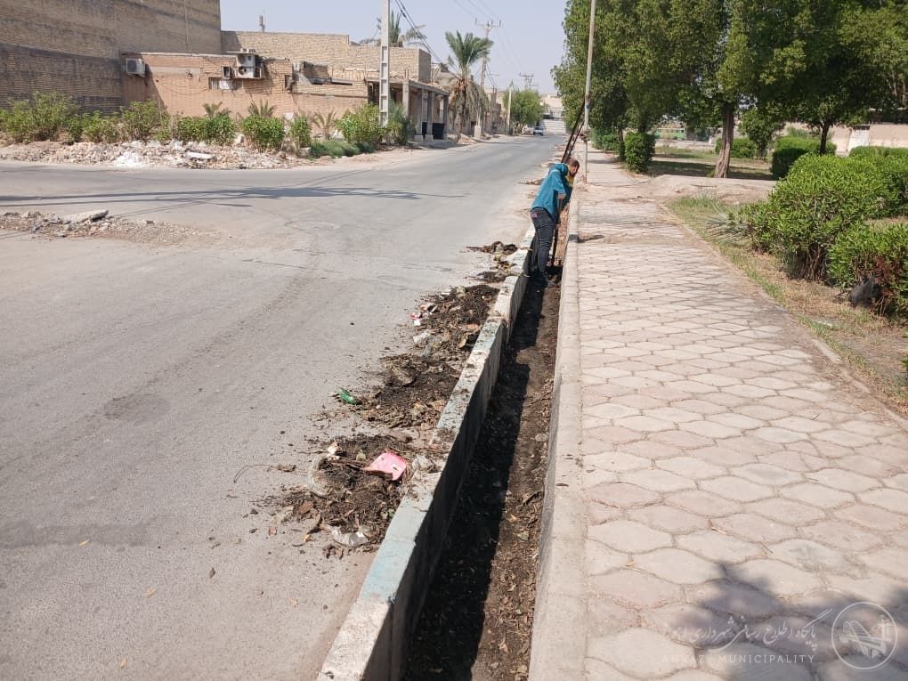 پاکسازی جوی روباز دفع آب‌های سطحی در خیابان شهدای پنج شهرک رزمندگان منطقه پنج اهواز