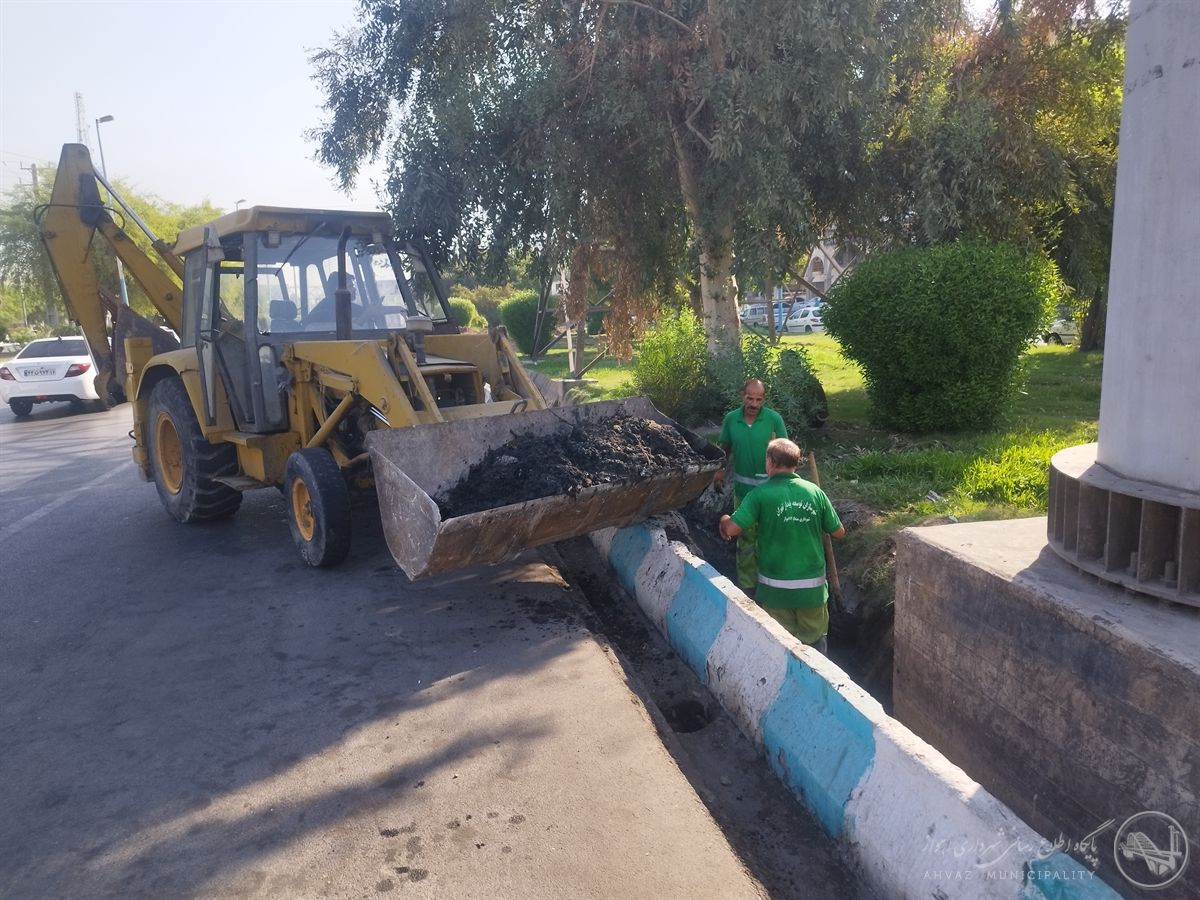 لایروبی کانال آب‌های سطحی بلوار شهید سلیمانی توسط شهرداری منطقه هفت اهواز