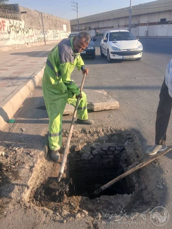 پاکسازی و لایروبی ۱۲ حوضچه دفع آبهای سطحی توسط منطقه ۳ اهواز