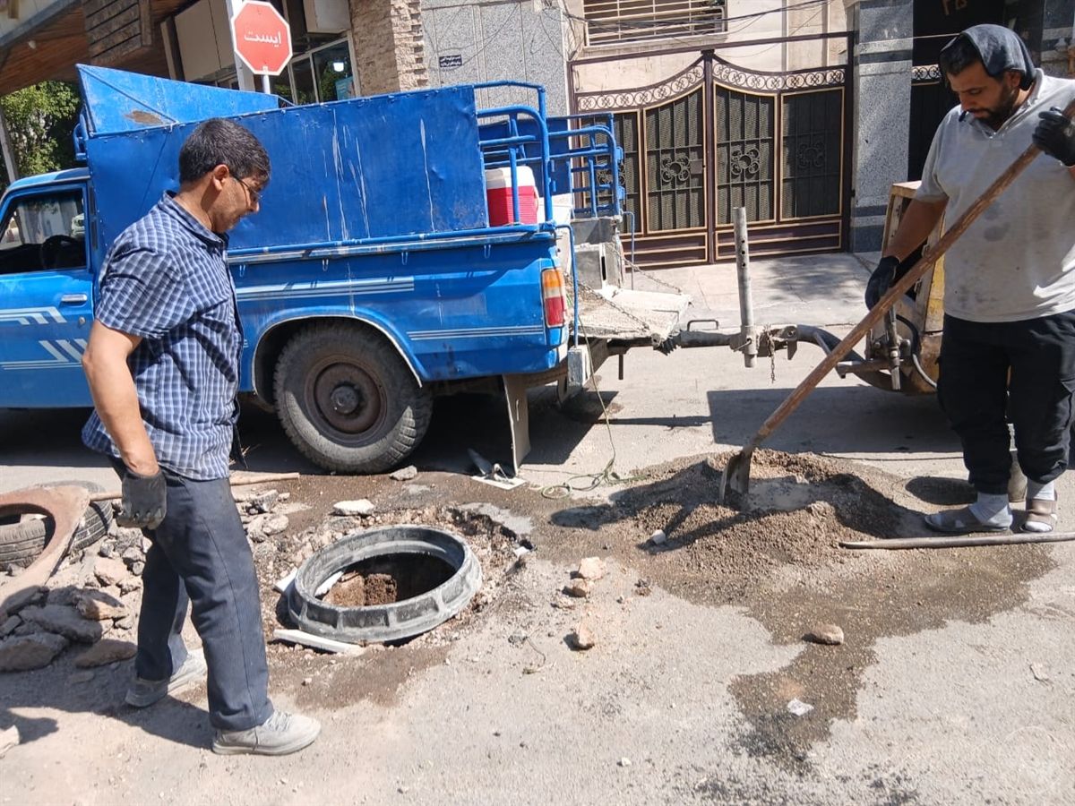 ادامه عملیات هم‌سطح‌سازی درب منهول معابر محله کیانپارس