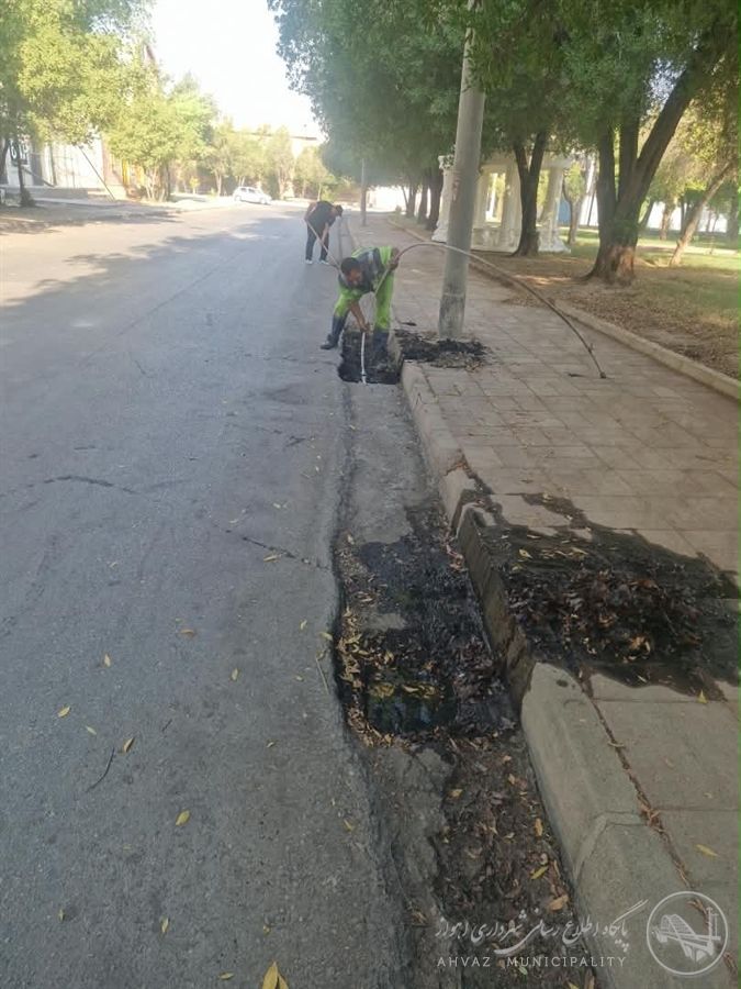 ادامه عملیات لایروبی خروجیهای آبهای سطحی در منطقه دو اهواز