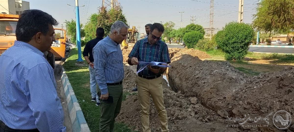 بازدید ناظر معاونت خدمات شهری شهرداری اهواز از پروژههای لولهگذاری آبهای سطحی منطقه هفت