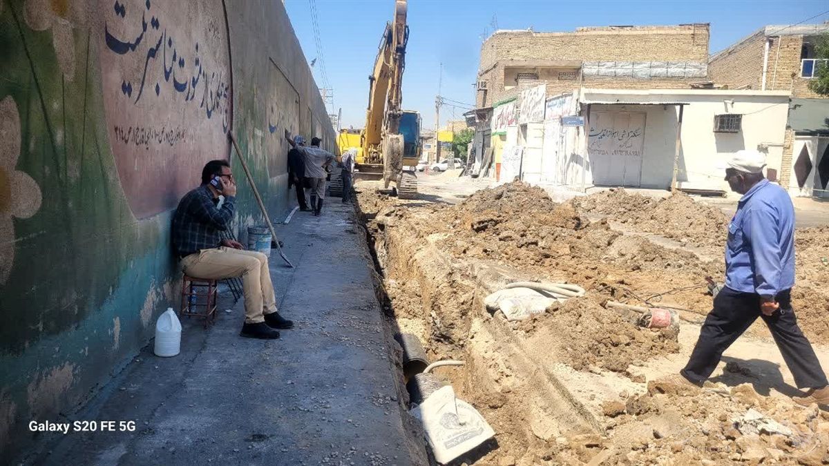 تداوم عملیات لولهگذاری شبکه دفع آبهای سطحی در محدوده پشت دیوار بهشتآباد