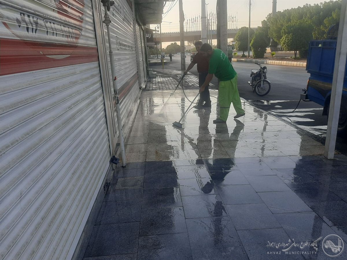 استمرار شستشوی جداول و پیاده روهای سطح منطقه یک شهرداری اهواز در آستانه بازگشایی مدارس