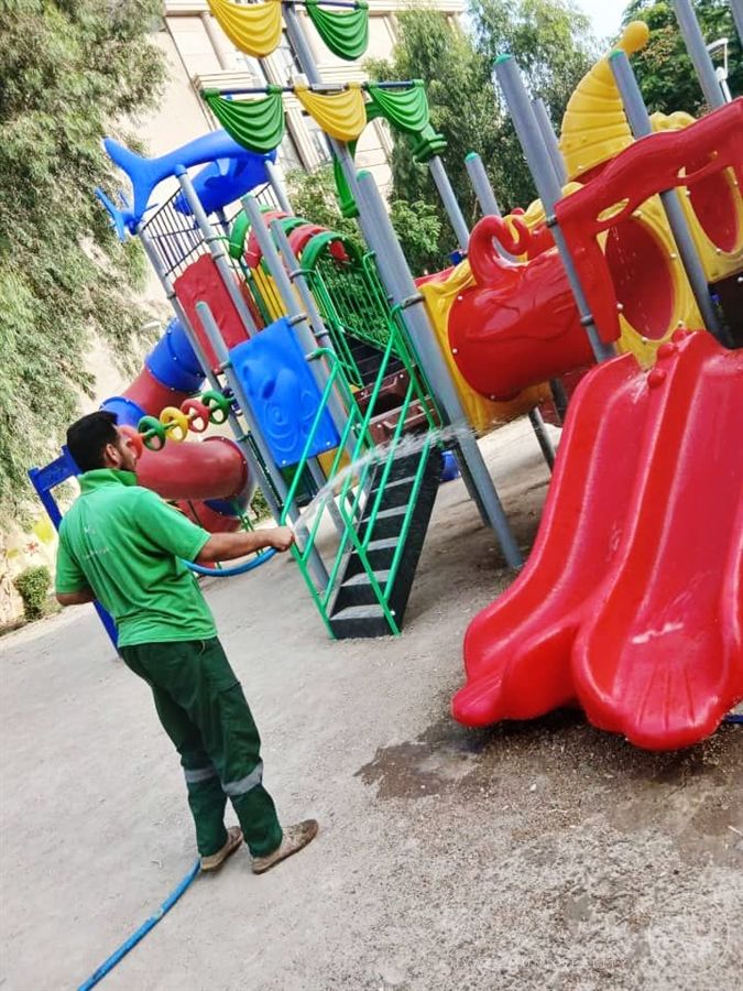 شست‌وشو و پاکسازی تجهیزات بازی در پارک‌های منطقه دو اهواز