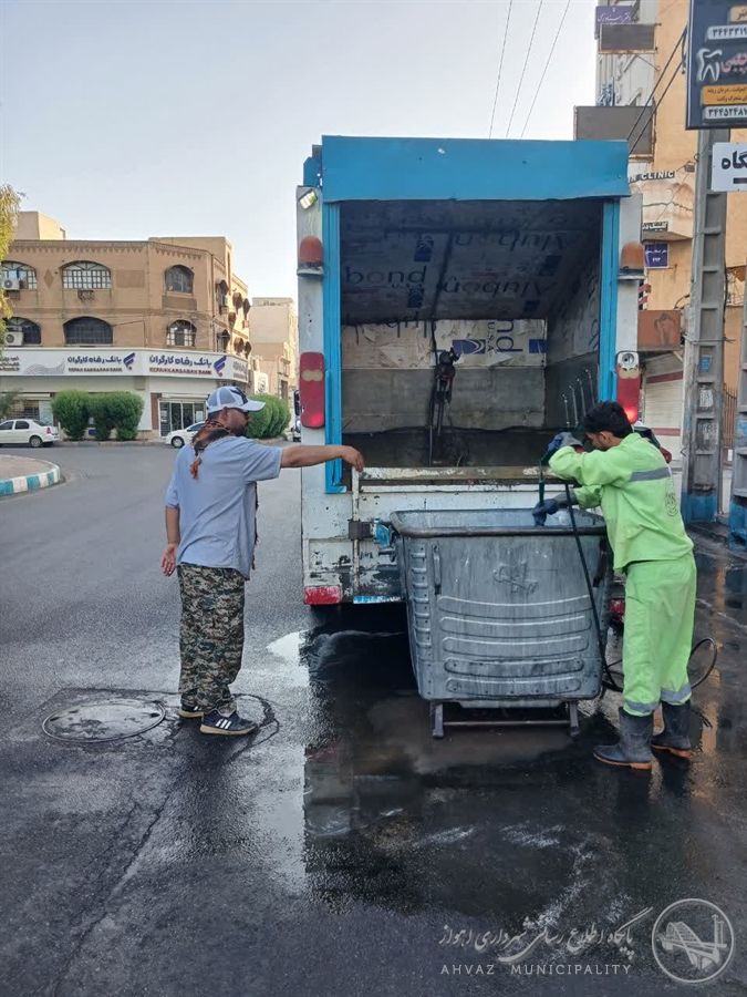 تداوم عملیات نظافت و شستشوی مخازن زباله توسط منطقه ۳ اهواز