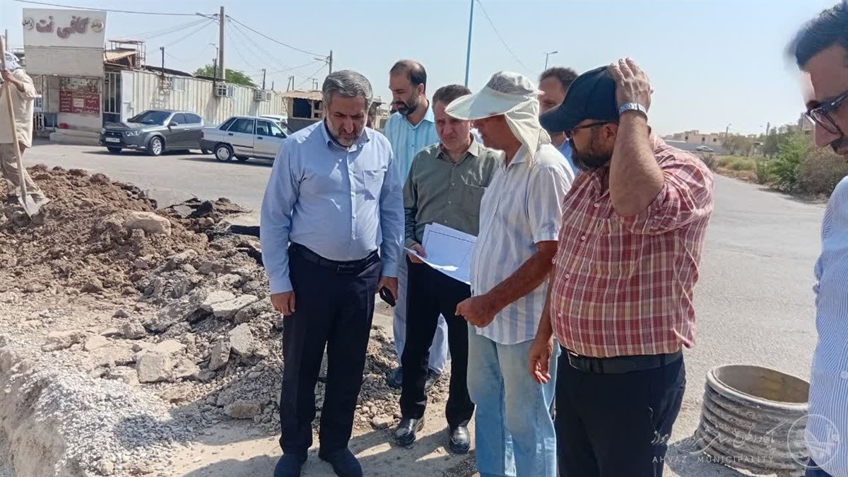 بازدید شهردار کلانشهر اهواز از روند اجرای پروژه دفع آبهای سطحی در بلوار آریا