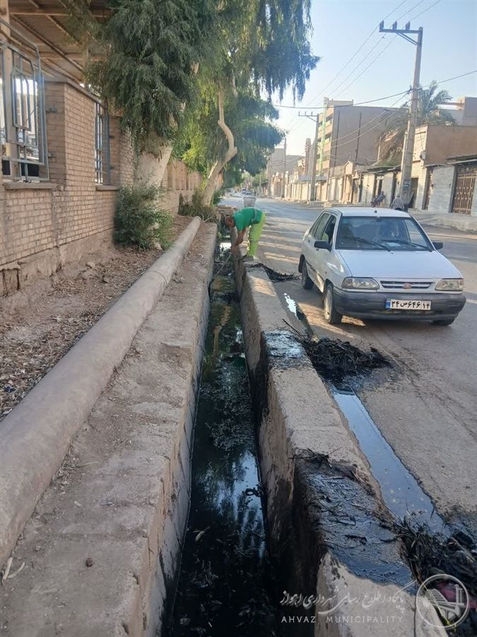 لایروبی کانالهای خیابان شهید طاهری توسط شهرداری منطقه هفت اهواز