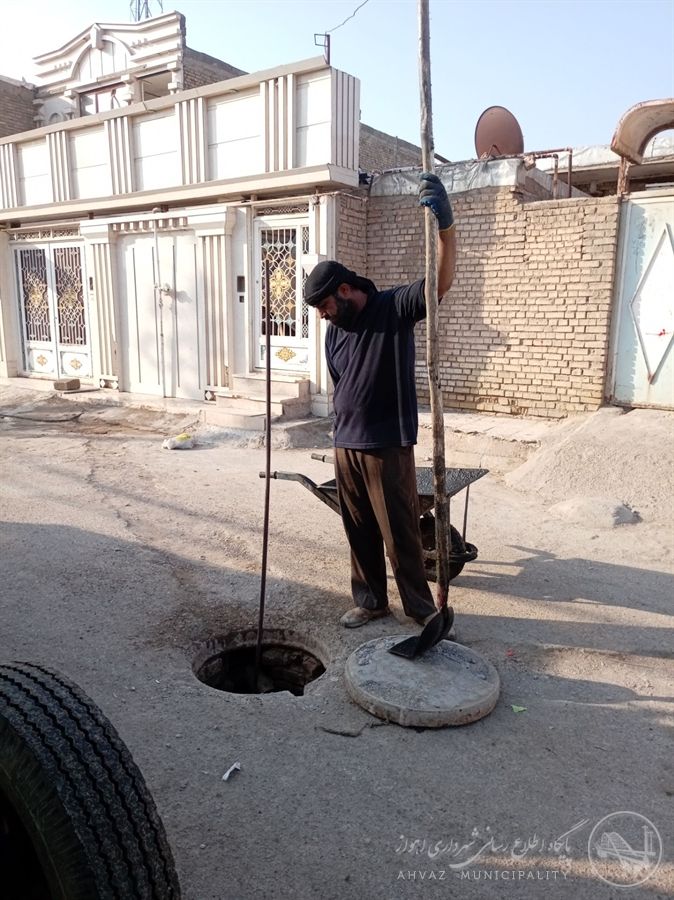 استمرارعملیات لایروبی و پاکسازی حوضچهها در منطقه ۶ اهواز