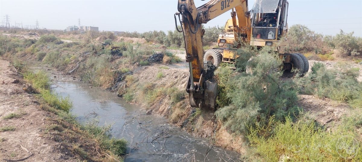 ادامه عملیات لایروبی خروجی کوی گلبهار در منطقه ۶ اهواز