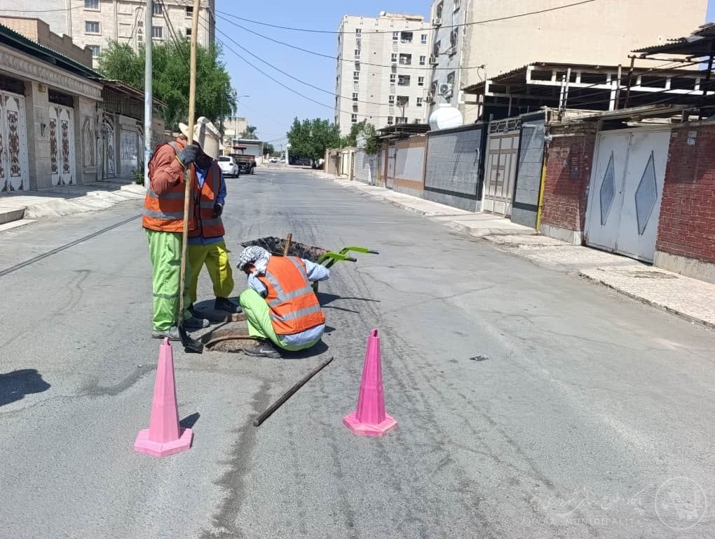 تداوم عملیات شبانه روزی لایروبی وصفحه کشی خطوط فاضلاب در منطقه پنج اهواز