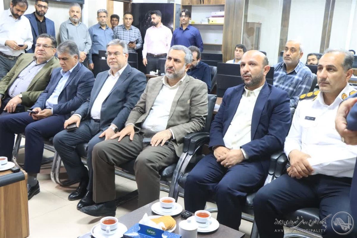 بازدید جمعی از مسئولین استانی از مرکز مدیریت کنترل ترافیک شهرداری اهواز