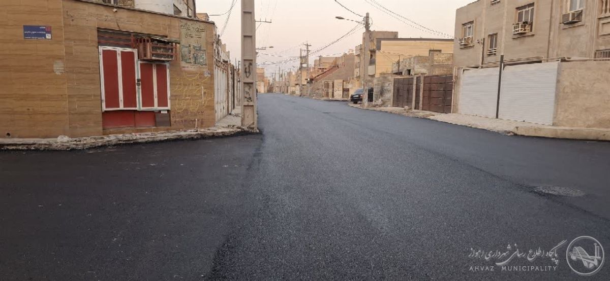 اجرای عملیات روکش آسفالت در کوی مهدیس؛ در راستای تأکیدات شهردار اهواز مبنی بر اولویت‌بندی بهسازی مناطق کم‌برخوردار