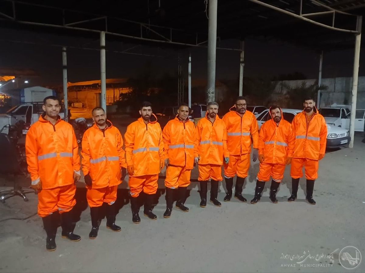 تحویل لباس بارانی به کارگران خدمات شهری منطقه هفت شهرداری اهواز
