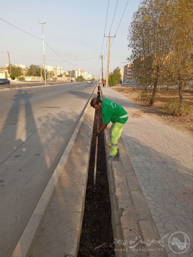 پاکسازی و لایروبی کانال آب‌های سطحی کوی سپیدار انجام شد