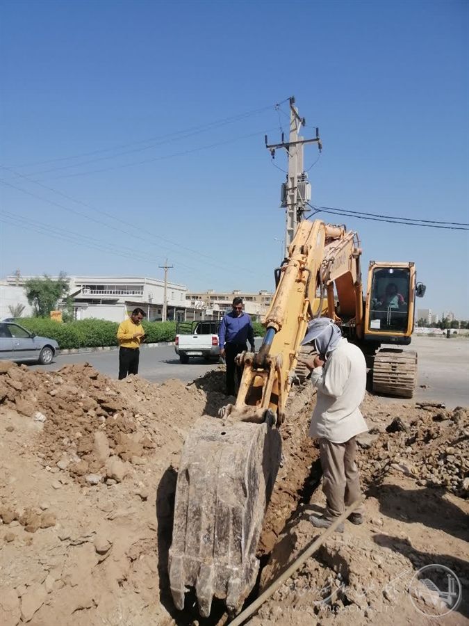 تداوم عملیات لولهگذاری شبکه دفع آبهای سطحی در بلوار آریا