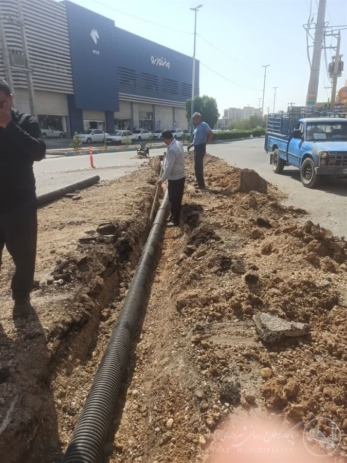 اجرای عملیات لولهگذاری در بلوار آبان نبش خیابان شیراز شرقی جهت مدیریت و دفع آبهای سطحی