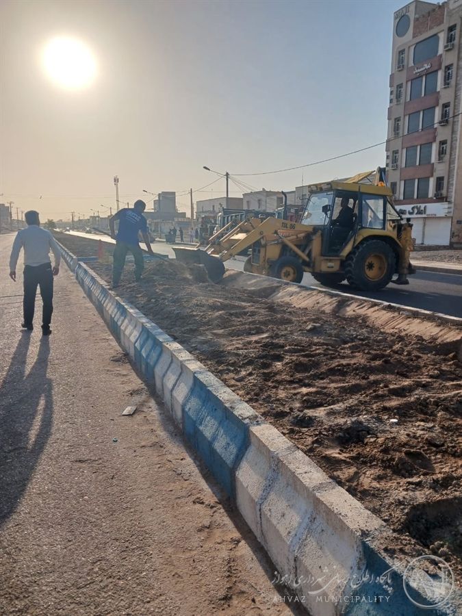 پاکسازی و آمادهسازی بستر خاک در بلوار الحدید کیانشهر