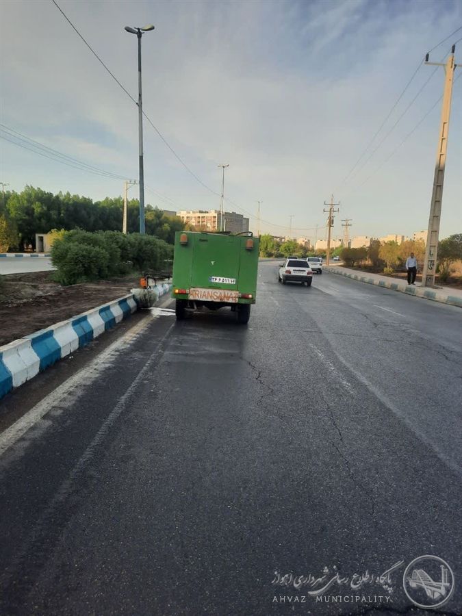 شستشوی همزمان دو دستگاه جاروی مکانیزه در معابر ناحیه سه منطقه هفت اهواز
