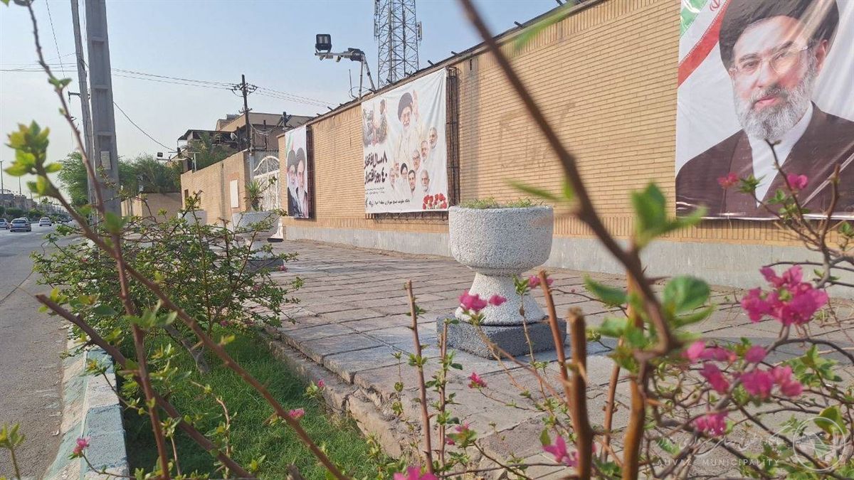 تازهسازی نمای ورودی منطقه ۶ شهرداری اهواز با رنگآمیزی گلدانها