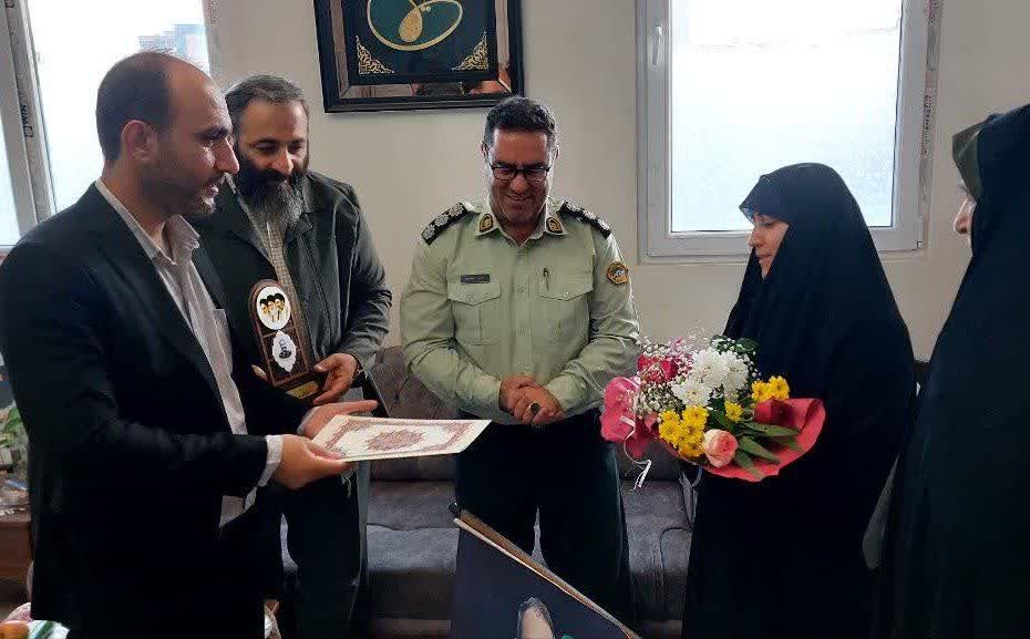 دیدار و تجلیل سرپرست بنیاد شهید شهرستان ری از خانواده شهید سردار سهیل رستمیان