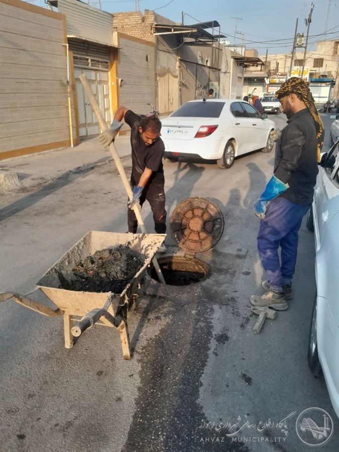 لایروبی و صفحهکشی خیابانهای ۹ و ۱۰ کوی بیستمتری شهرداری انجام شد