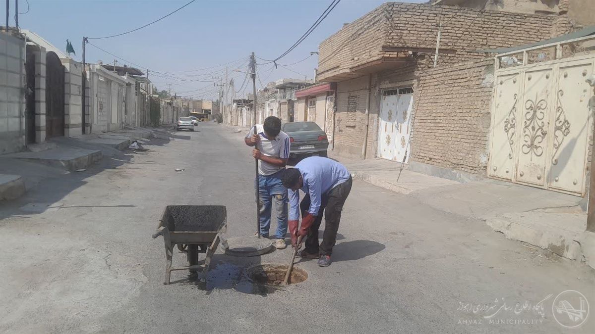 اجرای عملیات لایروبی در کوی نهضتآبادو شهرک برق منازل عمران جهت پیشگیری از آبگرفتگی
