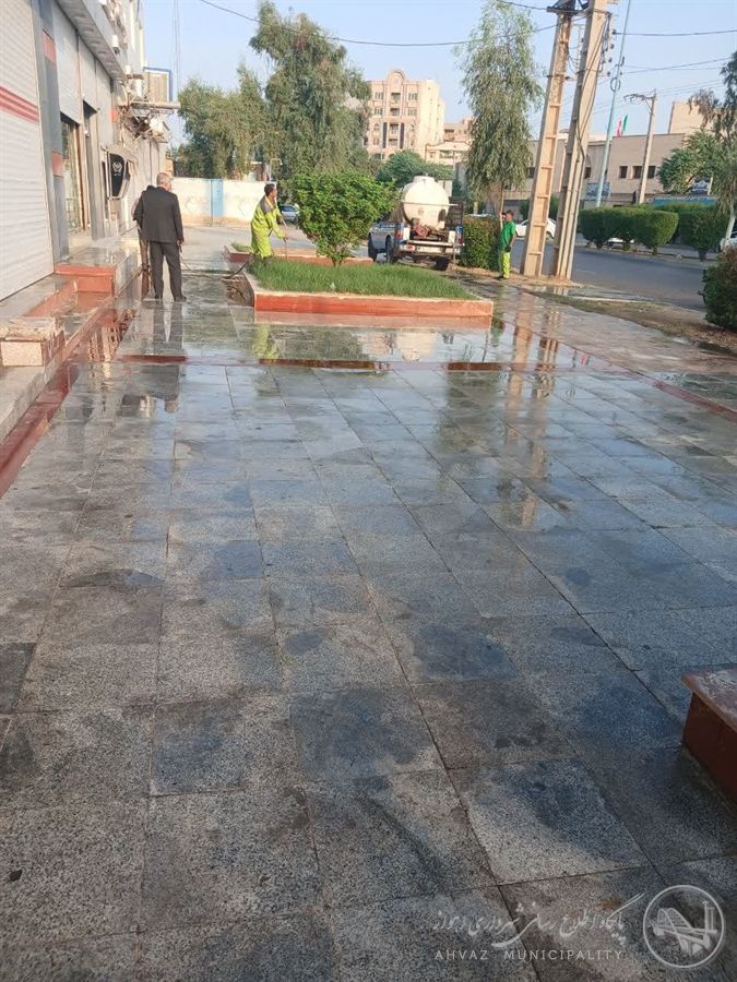 تداوم طرح نظافت و پاکسازی پیاده رو و المان های شهری در منطقه سه اهواز