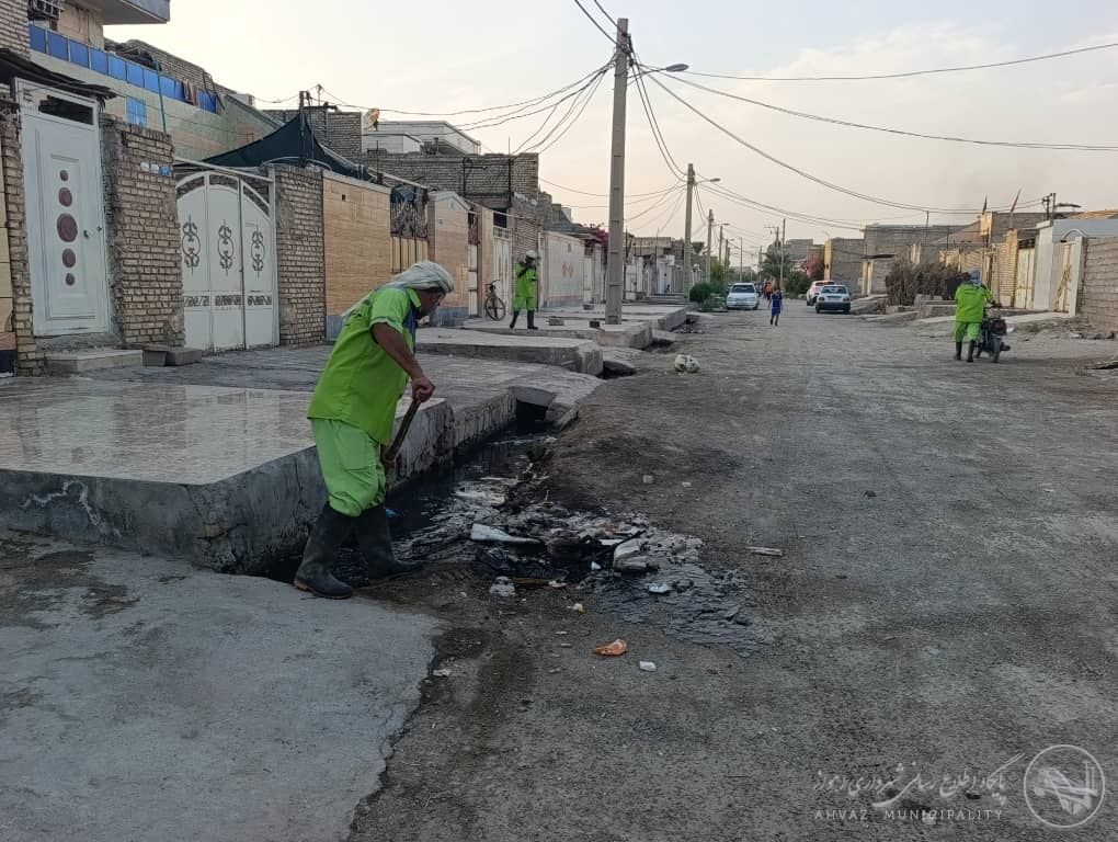 تداوم عملیات لایروبی جوی های روباز در منطقه پنج اهواز