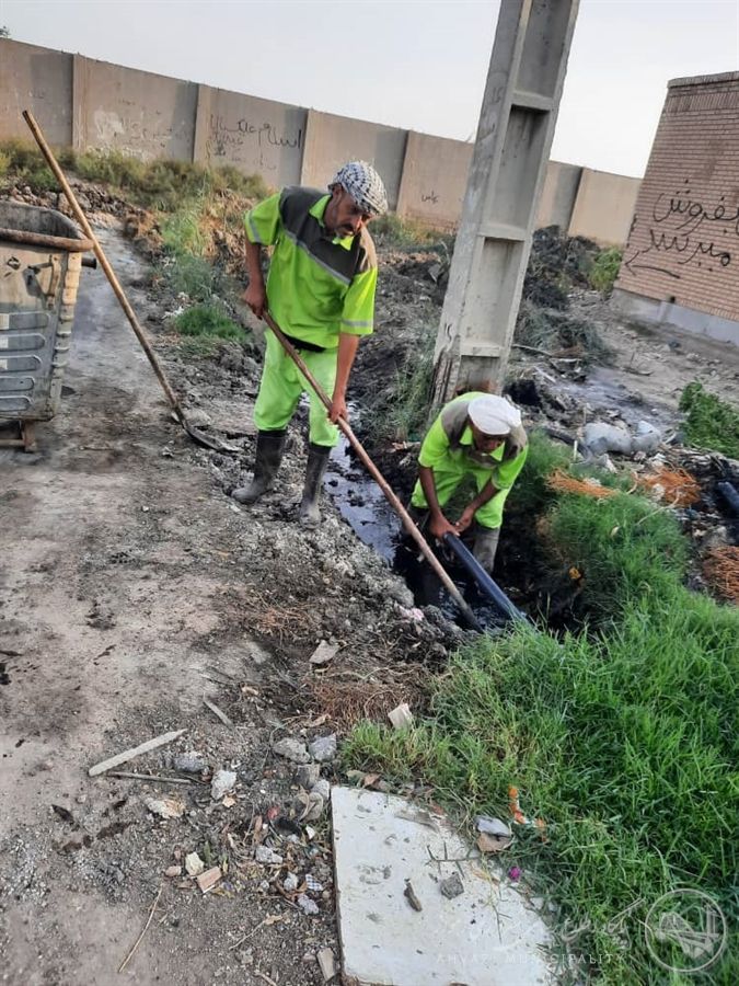 تداوم عملیات لایروبی کانالهای روباز خروجی فاضلاب کوی کریشان در آستانه فصل بارندگی