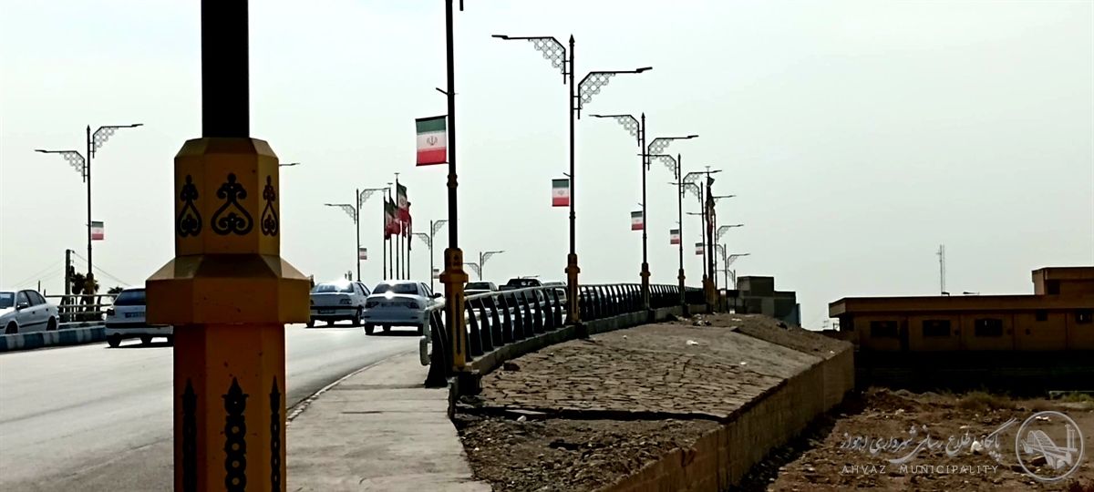 اهتزاز پرچم ایران در منطقه ۶ اهواز؛ جلوهای از هویت ملی در سیمای شهری