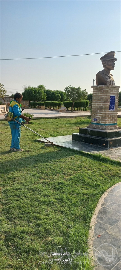 از چمن‌زنی تا رسیدگی به باغچه‌ها؛ تداوم تلاش برای طراوت و سرسبزی منطقه ۶ اهواز