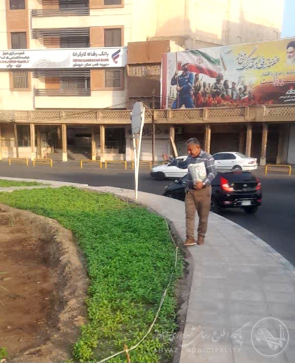 نفس‌گیری دوباره میدان شهدا؛ کودپاشی و آبیاری، طراوت را به قلب منطقه یک اهواز بازگرداند