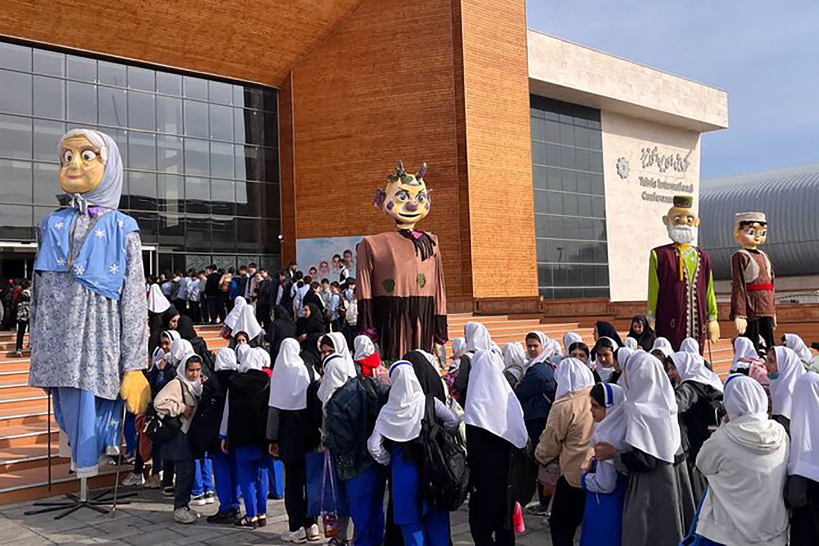 پیوند لبخند کودکان با فرهنگ و هویت ایرانی در تئاتر خیابانی تبریزیم