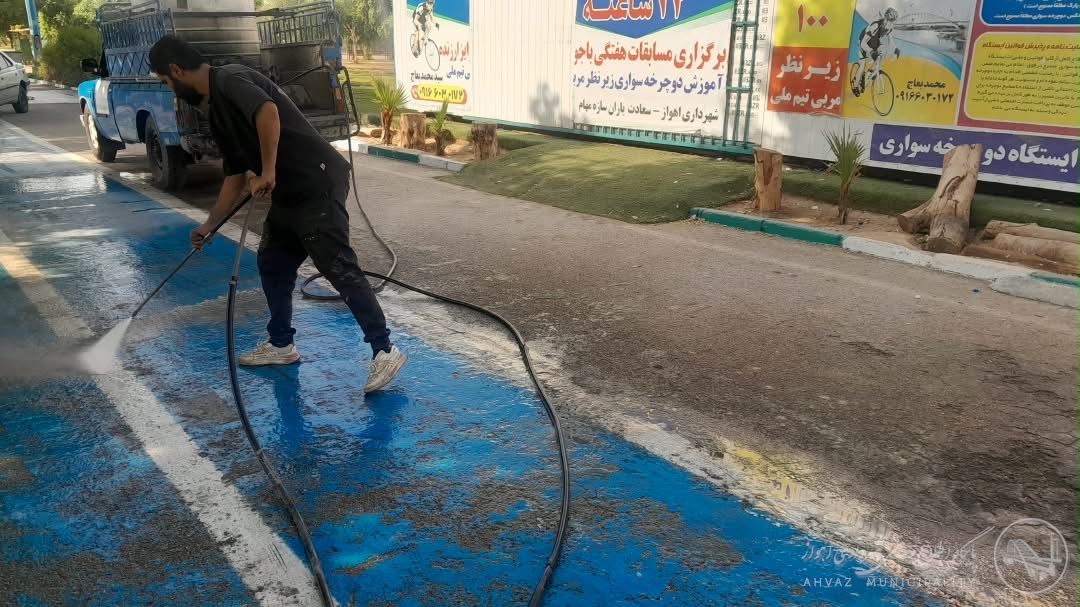 شست‌وشوی مسیر پیاده‌روی جاده سلامت در پارک ارم ساحلی