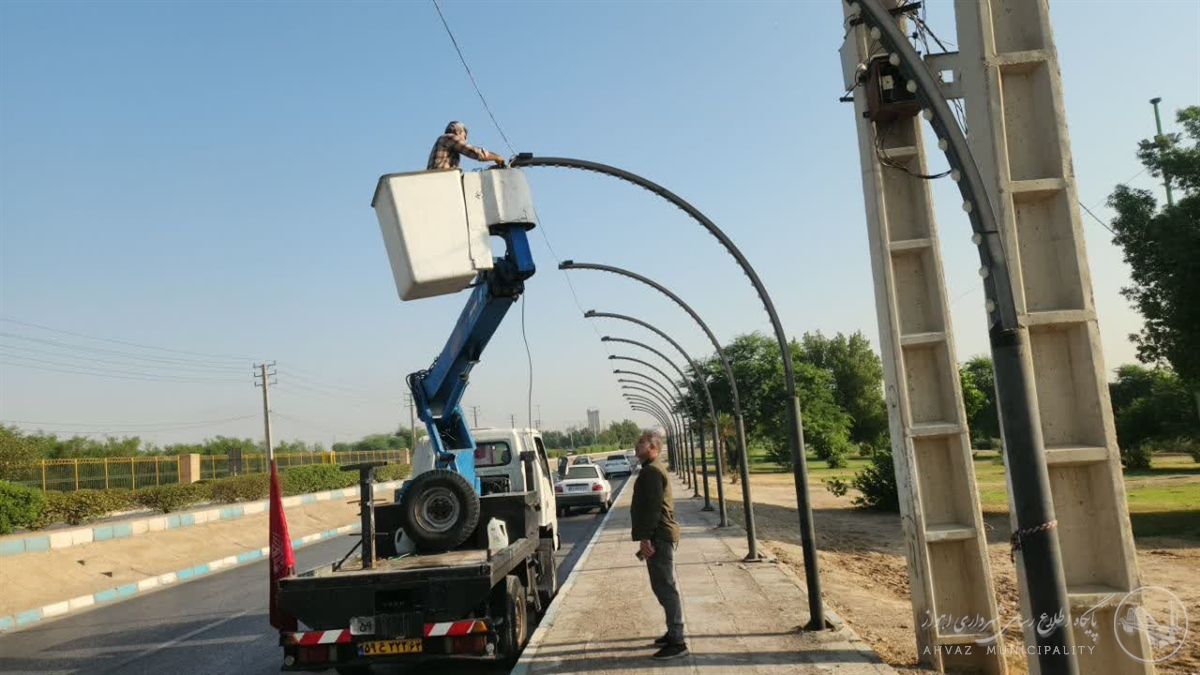 آغاز عملیات کابلکشی هوایی و اورهال پایههای دکوراتیو بلوار ساحلی در منطقه چهار اهواز