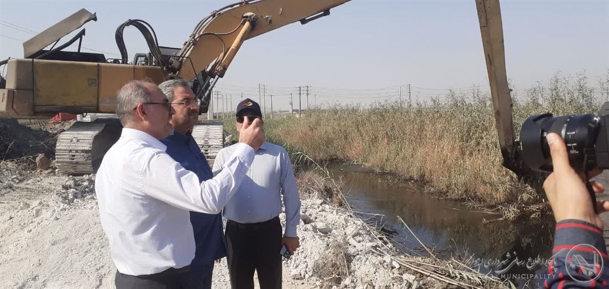 بازدید مدیرعامل توسعه نیشکر و صنایع جانبی از روند لایروبی کانالهای نهر مالح و پیچوار