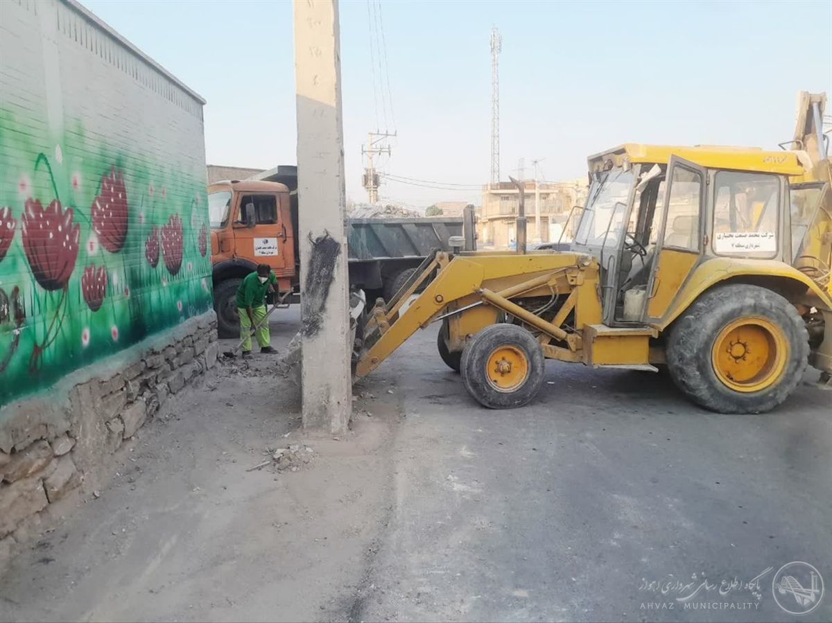 پاکسازی و جمع آوری نخالههای مازاد ساختمانی در کوی حصیرآباد
