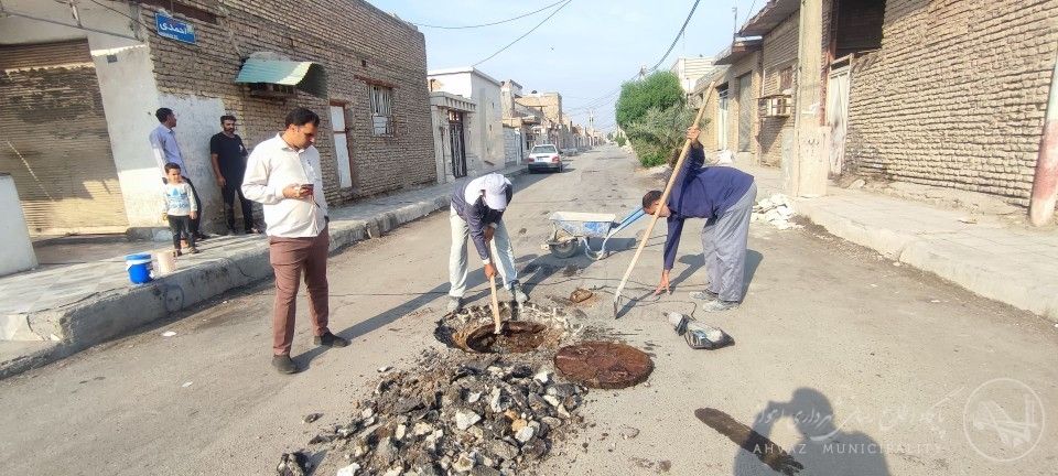 آغاز عملیات هم‌ سطح‌ سازی درب منهول‌ها در خیابان احمدی کوی علوی