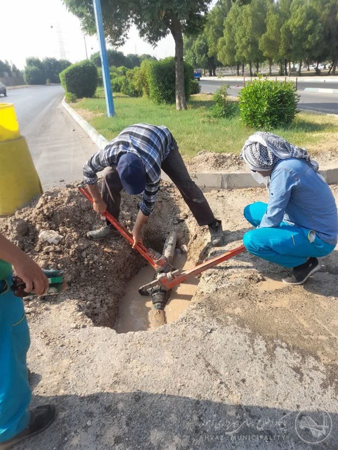 ترمیم و اتصال لوله آب فضای سبز منطقه هفت شهرداری اهواز انجام شد