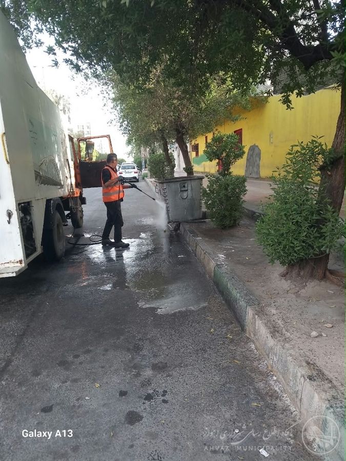 شست‌وشوی مخازن زباله در سطح منطقه دو اهواز با هدف حفظ سیمای شهری