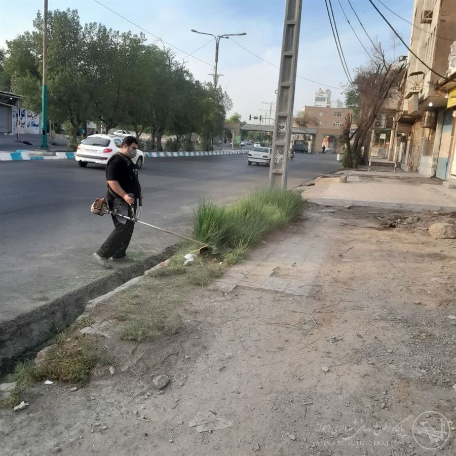 حاشیهزنی و چمنزنی در خیابان نهجالبلاغه برای ارتقای منظر شهری شهرداری منطقه هفت اهواز