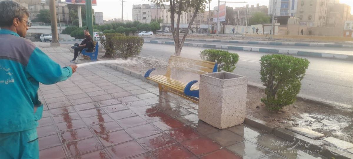 ارتقای بهداشت و پاکیزگی فضای شهری با اجرای عملیات شست‌وشوی مبلمان شهری و فضای سبز پارک‌های منطقه یک شهرداری اهواز