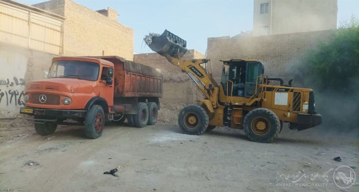 پاکسازی و تسطیح گسترده اراضی بایر در منطقه یک اهواز