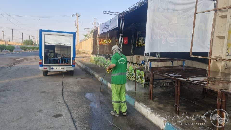 شستوشوی تابلوها و ایستگاههای اتوبوس با دستگاه المانشویی در منطقه هفت