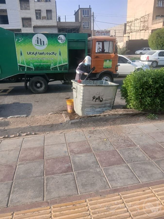 شست‌وشوی مخازن زباله در منطقه ۶ اهواز با هدف ارتقای بهداشت محیط