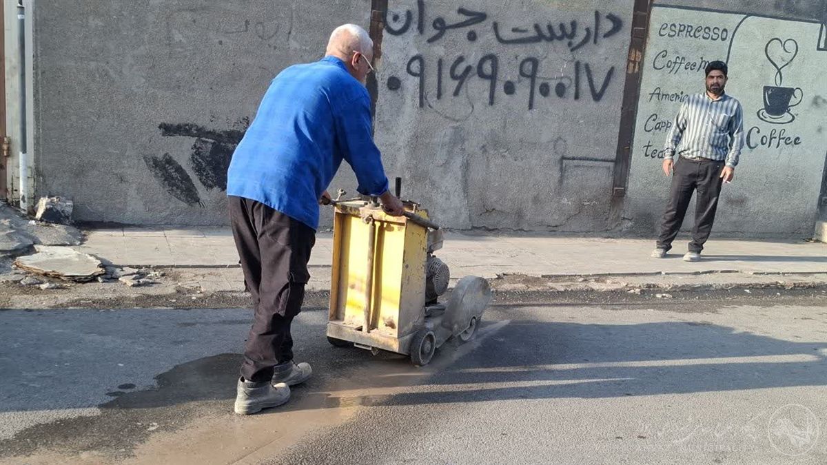 عملیات کاترزنی برای لولهگذاری دفع آبهای سطحی در منطقه هفت اهواز