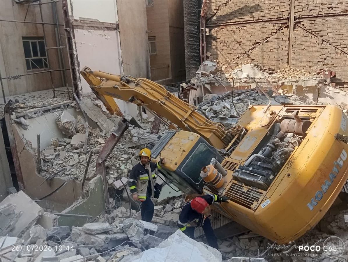 نجات کارگر محبوس در اثر سقوط بیل میکانیکی در کیانپارس اهواز